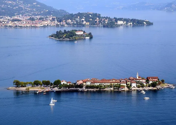 Guest house The Camelia, Our With View, Private Bathroom And Dedicated Parking At The Isabella