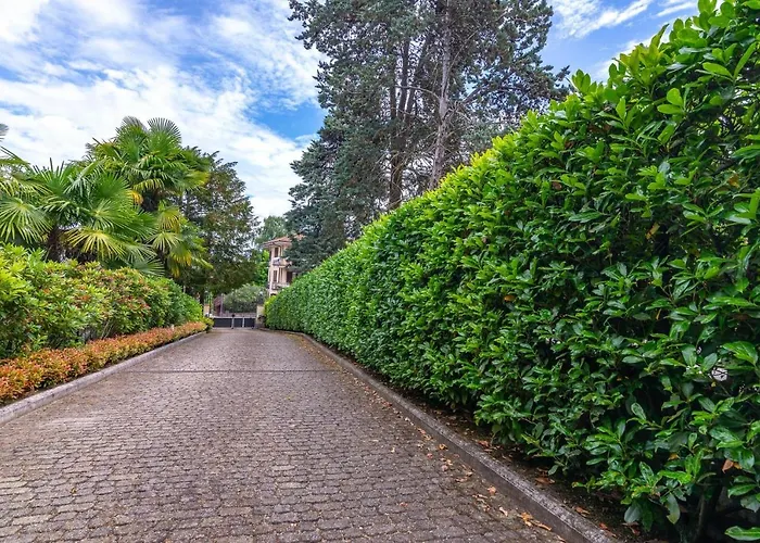 The Camelia, Our With View, Private Bathroom And Dedicated Parking At The Isabella ゲストハウス 3*