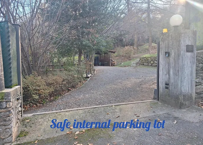 The Camelia, Our With View, Private Bathroom And Dedicated Parking At The Isabella ゲストハウス ストレーザ